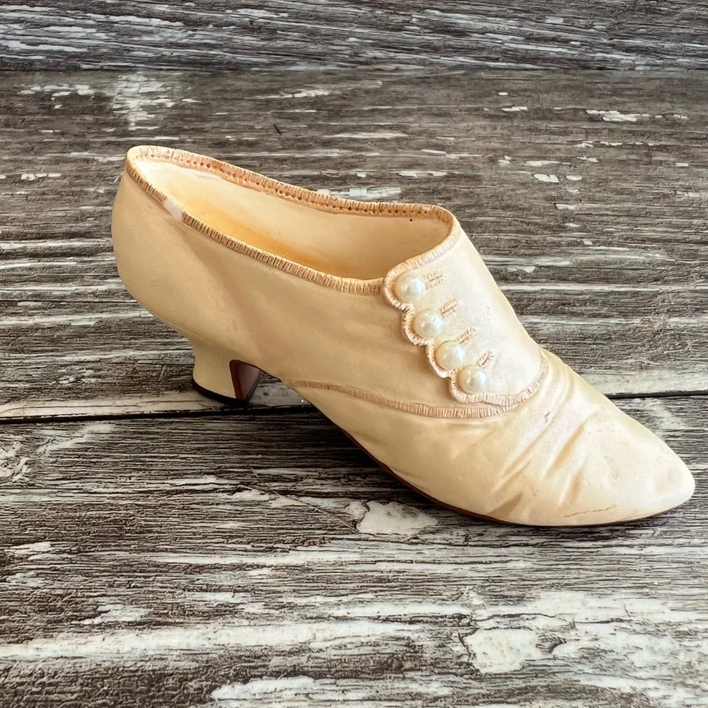 Just The Right Shoe by Raine‎ Sweet Elegance Miniature Cream Pearl Heel #25415